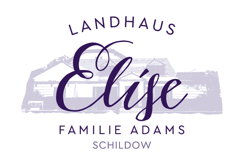 Das Logo vom Landhaus Elise, wobei im Hintergrund eine Grafik zu sehen ist, die das Haus selbst darstellt. Elise ist in einer dunkelblauen verspielten Schrift darüber gesetzt, darunter steht in blauen Großbuchstaben Familie Adams Schildow.