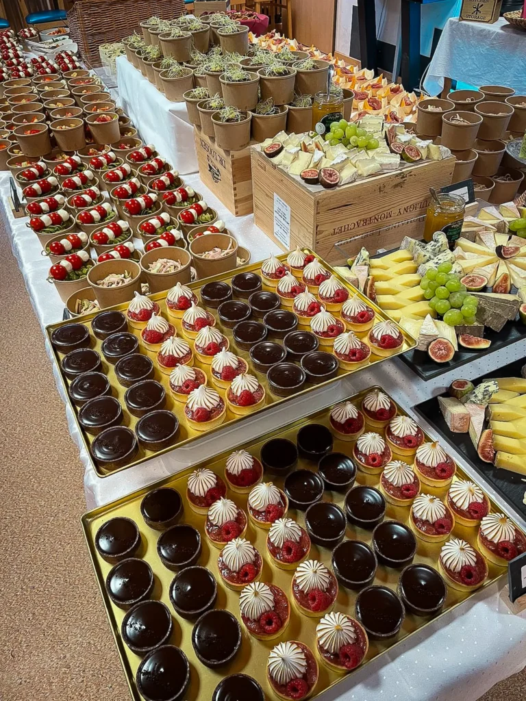 Im Rahmen eines Caterings vom Landhaus Elise sieht man hier ein großes Buffet über mehrere Tische hinweg mit diversem leckeren Fingerfood. © Landhaus Elise