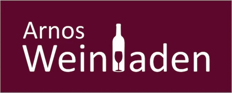 Man sieht auf weinrotem Hintergrund in weißer Schrift den Text Arnos Weinladen. Der Buchstaben L ist als Weinflasche geformt, in der ein weinrotes Weinglas steht.