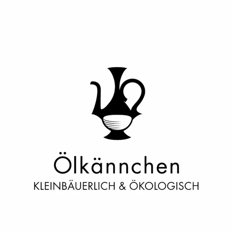 Man sieht das Logo der Unternehmens Ölkännchen. Eine schwarze, nostalgische Ölkanne mit leicht geschwungenem Körper und grazilem Ausgiesser. Darunter steht ebenfalls in schwarz zweizeilich Ölkännchen, darunter kleinbäuerlich und ökologisch in Grossbuchstaben. Alles ist auf weissem Hintergrund gesetzt.