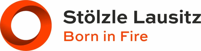 Man sieht das Logo von Stölzle Lausitz auf weißem Hintergrund. Ein roter in sich gedrehter Kreis mit Schatten, daneben steht in zwei Zeilen Stölzle Lausitz in schwarz und darunter Born in Fire in rot.