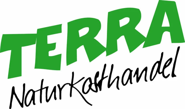Wir sehen in grüner Schrift den Schriftzug Terra, leicht schräg gestellt nach rechts oben und darunter in schwarzer Schrift der Schriftzug Naturkosthandel. Alles befindet sich auf weißen Hintergrund.