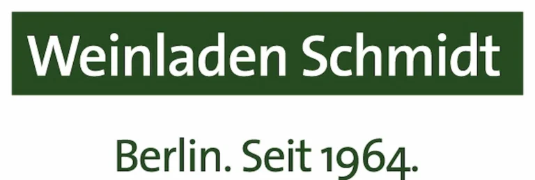 Wir sehen auf dunkelgrünem Hintergrund in weißer Schrift den Text Weinladen Schmidt, darunter steht auf weißem Hintergrund in dunkelgrüner Schrift der Text Berlin Punkt Seit 1964