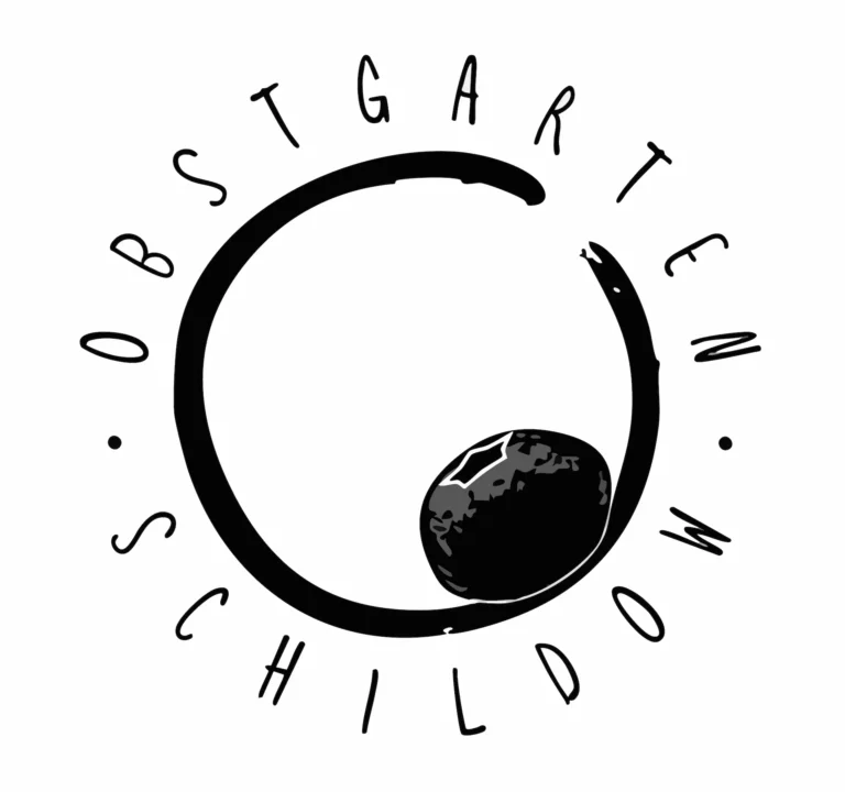 Man sieht das Logo vom Obstgarten Schildow, ein schwarzer Pinselkreis mit einer Frucht seitlich unten rechts im Inneren und dem schwarzen Text ausserhalb des Kreises: Obstgarten Schildow