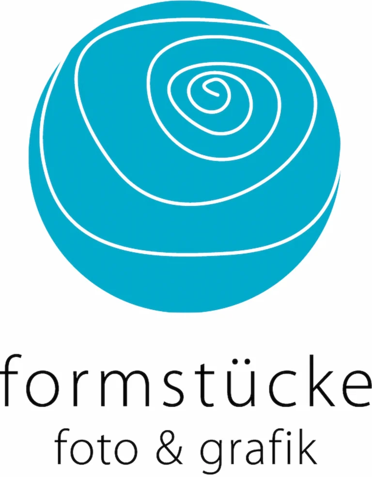 Man sieht das Logo von formstuecke foto und grafik, ein türkisblauer kreis mit einer weißen spirale gefüllt, darunter der Text formstücke foto und grafik in schwarz